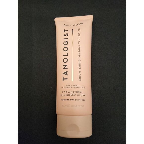 TANOLOGIST DAILY GLOW BRIGHTENING GRADUAL TAN LOTION WITH VITAMIN C 8.45fl Oz - Picture 1 of 8